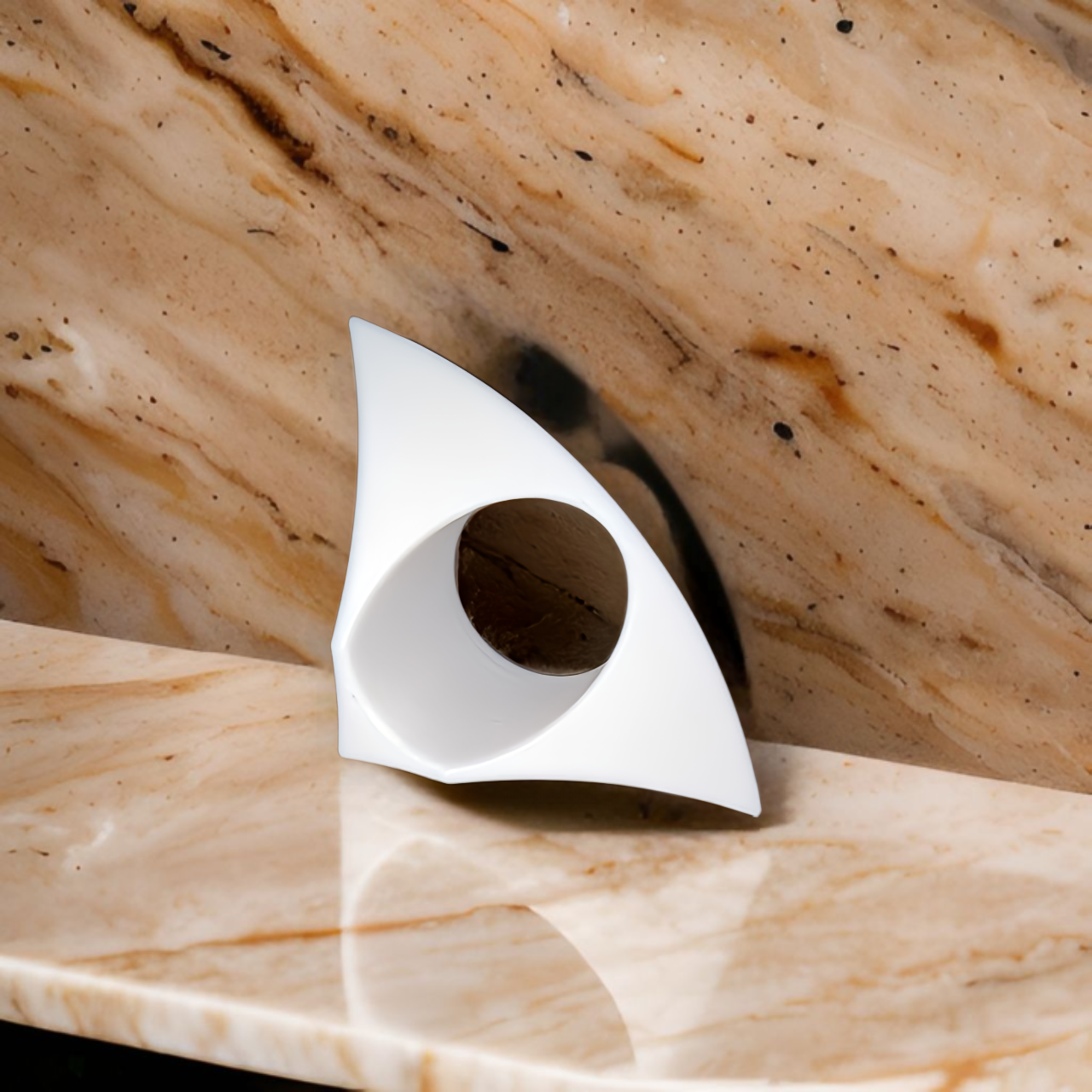 Seitenhalter in weiß vor Marmor