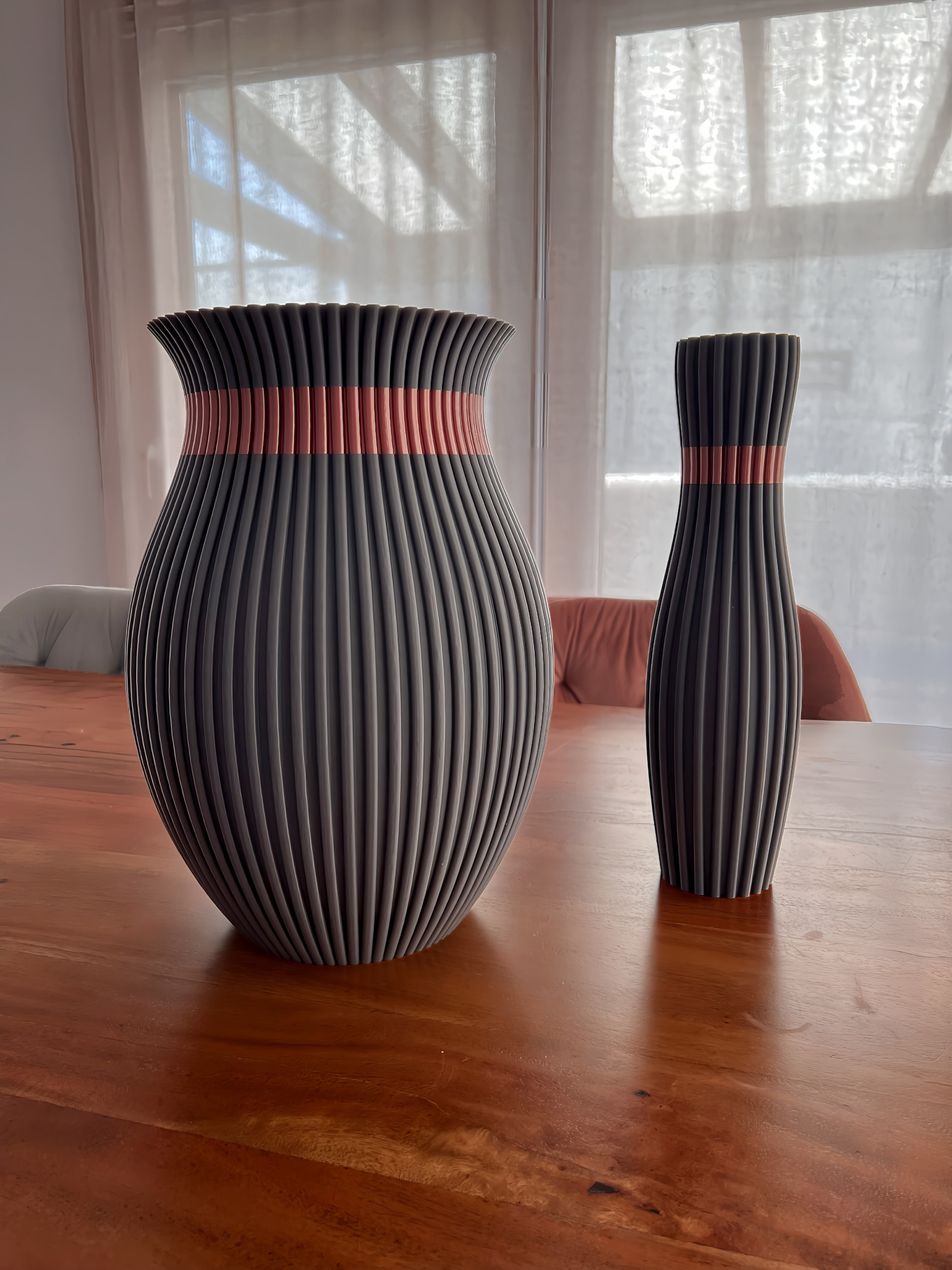 Vase XXL und normal nebeneinander